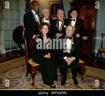 Washington, District of Columbia, USA. 5 Dez, 1998. Empfänger der 1998 Kennedy Center Honors posieren für ein Gruppenfoto vom 5. Dezember 1998 an das State Department in Washington, DC. (L-R) Bill Cosby, John Kander, Fred Ebb und Willie Nelson, (L - R) Shirley Temple Black und Andre Previn. Jedes Jahr das Kennedy Center Honors feiern das Lebenswerk von Amerikas größten Künstler, die mit einem Stern - verzierte Abend mit Gesang, Tanz, und Hommage. Credit: George De Keerle - Pool/CNP Credit: George De Keerle/CNP/ZUMA Draht/Alamy leben Nachrichten Stockfoto