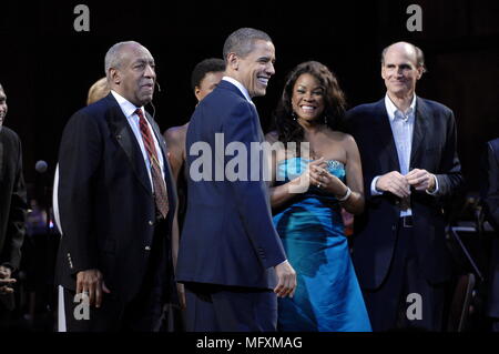 Washington, District of Columbia, USA. 8. Mär 2009. Washington, DC - März 8, 2009 -- USA-Präsident Barack Obama (C) verbindet Darsteller (einschließlich Host Bill Cosby (L) und James Taylor (R)) auf die Bühne und sangen "Happy Birthday" an Senator Ted Kennedy (Demokrat - Massachusetts) Leitung an Eine musikalische Würdigung Kennedy's Geburtstag zu Feiern im Kennedy Center in Washington, DC., USA, am Sonntag, den 08. März 2009. Quelle: Chris Usher-Pool über CNP Credit: Chris Usher/CNP/ZUMA Draht/Alamy leben Nachrichten Stockfoto