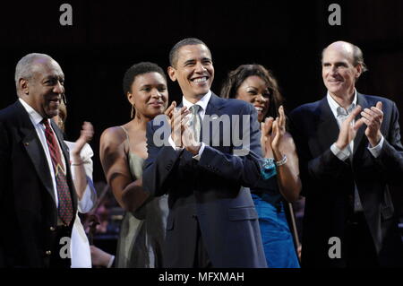 Washington, District of Columbia, USA. 8. Mär 2009. Washington, DC - März 8, 2009 -- USA-Präsident Barack Obama (C) verbindet Darsteller (einschließlich Host Bill Cosby (L) und James Taylor (R)) auf die Bühne und sangen "Happy Birthday" an Senator Ted Kennedy (Demokrat - Massachusetts) Leitung an Eine musikalische Würdigung Kennedy's Geburtstag zu Feiern im Kennedy Center in Washington, DC., USA, am Sonntag, den 08. März 2009. Quelle: Chris Usher-Pool über CNP Credit: Chris Usher/CNP/ZUMA Draht/Alamy leben Nachrichten Stockfoto