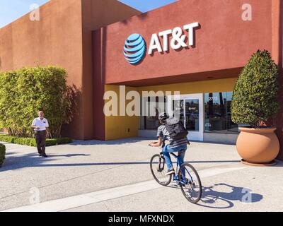 Irvine, Kalifornien, USA. 26 Sep, 2017. AT&T Inc. ist eine US-amerikanische multinationale Konglomerat Holding an Whitacre Turm in der Innenstadt von Dallas, Texas.[8] AT&T mit Sitz ist der weltweit größten Telekommunikationsunternehmen. AT&T ist auch der zweitgrößte Anbieter von Mobilfunkdiensten und der größte Anbieter von Festnetz-Services in den Vereinigten Staaten: Alexey Bychkov/ZUMA Draht/Alamy leben Nachrichten Stockfoto