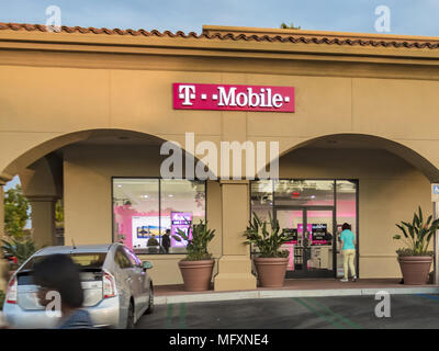 Irvine, Kalifornien, USA. 16 Sep, 2017. T-Mobile ist der Markenname die von der mobilen Kommunikationen Tochtergesellschaften der Deutschen Telekom die Deutsche Telekom AG verwendet. Die Marke ist aktiv in Österreich (unter der Tochtergesellschaft T-Mobile Austria), der Tschechischen Republik (T-Mobile Tschechische Republik), die Niederlande (T-Mobile Nederland), Polen (T-Mobile Polska) und den USA (T-Mobile USA). Der Name wurde zuvor von Tochtergesellschaften in anderen Ländern, einschließlich Albanien (jetzt Telekom Albanien), Kroatien (jetzt Hrvatski Telekom), Deutschland (Deutsche Telekom), Ungarn (Magyar Telekom) verwendet Stockfoto