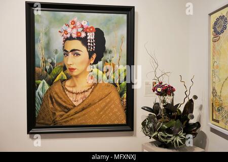 Minneapolis, Minnesota, USA. 26. April 2018. Ein Blumenarrangement neben dem Kunstwerk, das Sie inspiriert, am Tag der Eröffnung der jährlichen Kunst in voller Blüte zeigen an der Minneapolis Institut für Kunst. Copyright: Gina Kelly/Alamy leben Nachrichten Stockfoto