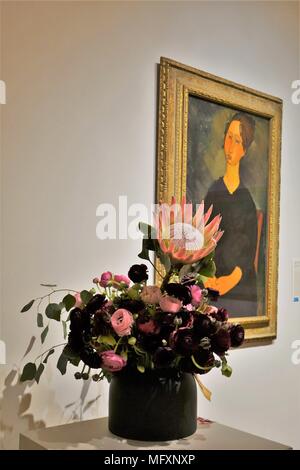 Minneapolis, Minnesota, USA. 26. April 2018. Ein Blumenarrangement neben dem Kunstwerk, das Sie inspiriert, am Tag der Eröffnung der jährlichen Kunst in voller Blüte zeigen an der Minneapolis Institut für Kunst. Copyright: Gina Kelly/Alamy leben Nachrichten Stockfoto