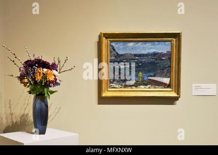 Minneapolis, Minnesota, USA. 26. April 2018. Ein Blumenarrangement neben dem Kunstwerk, das Sie inspiriert, am Tag der Eröffnung der jährlichen Kunst in voller Blüte zeigen an der Minneapolis Institut für Kunst. Copyright: Gina Kelly/Alamy leben Nachrichten Stockfoto