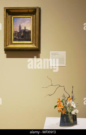 Minneapolis, Minnesota, USA. 26. April 2018. Ein Blumenarrangement neben dem Kunstwerk, das Sie inspiriert, am Tag der Eröffnung der jährlichen Kunst in voller Blüte zeigen an der Minneapolis Institut für Kunst. Copyright: Gina Kelly/Alamy leben Nachrichten Stockfoto