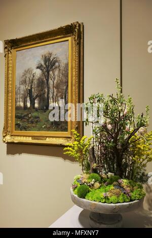 Minneapolis, Minnesota, USA. 26. April 2018. Ein Blumenarrangement neben dem Kunstwerk, das Sie inspiriert, am Tag der Eröffnung der jährlichen Kunst in voller Blüte zeigen an der Minneapolis Institut für Kunst. Copyright: Gina Kelly/Alamy leben Nachrichten Stockfoto