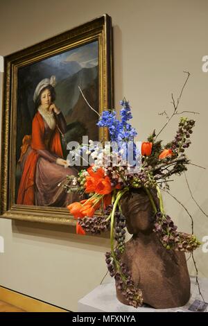 Minneapolis, Minnesota, USA. 26. April 2018. Ein Blumenarrangement neben dem Kunstwerk, das Sie inspiriert, am Tag der Eröffnung der jährlichen Kunst in voller Blüte zeigen an der Minneapolis Institut für Kunst. Copyright: Gina Kelly/Alamy leben Nachrichten Stockfoto