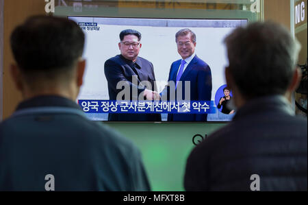 Seoul, Südkorea. 27 Apr, 2018. Leute beobachten, die Nachrichten von einem Bildschirm auf der Sitzung des südkoreanischen Präsidenten Moon Jae-in top Führer der Demokratischen Volksrepublik Korea (DVRK) Kim Jong Un, auf einem Bahnhof in Seoul, Südkorea, 27. April 2018 und. Quelle: Lee Sang-ho/Xinhua/Alamy leben Nachrichten Stockfoto