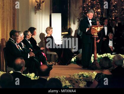 1998 Kennedy Center honorees hören, Präsidenten der Vereinigten Staaten Bill Clinton Erläuterungen zu ihren Ehren im East Room des Weißen Hauses in Washington, DC am 6. Dezember 1998. Sitzt (L-R) Bill Cosby, John Kander, Fred Ebb, Andre Previn, und Shirley Temple Black. (Willie Nelson ist nicht sichtbar). Quelle: Ron Sachs - CNP/MediaPunch Stockfoto