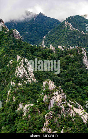 China. 27 Apr, 2018. Mount Kumgang, auch als die Kumgang Berge bekannt, sind ein Berg/Gebirge, mit einem 1.638 Meter hohen (5,374 ft) Birobong Peak, in Kangwon-do, Südkorea. Es ist etwa 50 km (31 mi) von der südkoreanischen Stadt Sokcho in Gangwon-do. Es ist einer der bekanntesten Berge in Nordkorea. Es liegt an der Ostküste des Landes, im Mount Kumgang touristische Region, ehemals Teil der KangwÃ… Ân Provinz. Mount Kumgang ist Teil der Taebaek Gebirge, an der Ostküste der Koreanischen Halbinsel läuft. Credit: SIPA Asien/ZUMA Draht/Alamy leben Nachrichten Stockfoto