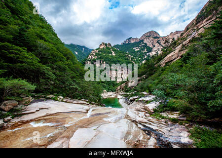 China. 27 Apr, 2018. Mount Kumgang, auch als die Kumgang Berge bekannt, sind ein Berg/Gebirge, mit einem 1.638 Meter hohen (5,374 ft) Birobong Peak, in Kangwon-do, Südkorea. Es ist etwa 50 km (31 mi) von der südkoreanischen Stadt Sokcho in Gangwon-do. Es ist einer der bekanntesten Berge in Nordkorea. Es liegt an der Ostküste des Landes, im Mount Kumgang touristische Region, ehemals Teil der KangwÃ… Ân Provinz. Mount Kumgang ist Teil der Taebaek Gebirge, an der Ostküste der Koreanischen Halbinsel läuft. Credit: SIPA Asien/ZUMA Draht/Alamy leben Nachrichten Stockfoto