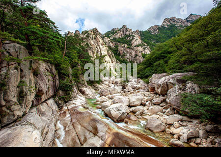 China. 27 Apr, 2018. Mount Kumgang, auch als die Kumgang Berge bekannt, sind ein Berg/Gebirge, mit einem 1.638 Meter hohen (5,374 ft) Birobong Peak, in Kangwon-do, Südkorea. Es ist etwa 50 km (31 mi) von der südkoreanischen Stadt Sokcho in Gangwon-do. Es ist einer der bekanntesten Berge in Nordkorea. Es liegt an der Ostküste des Landes, im Mount Kumgang touristische Region, ehemals Teil der KangwÃ… Ân Provinz. Mount Kumgang ist Teil der Taebaek Gebirge, an der Ostküste der Koreanischen Halbinsel läuft. Credit: SIPA Asien/ZUMA Draht/Alamy leben Nachrichten Stockfoto