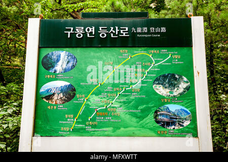 China. 27 Apr, 2018. Mount Kumgang, auch als die Kumgang Berge bekannt, sind ein Berg/Gebirge, mit einem 1.638 Meter hohen (5,374 ft) Birobong Peak, in Kangwon-do, Südkorea. Es ist etwa 50 km (31 mi) von der südkoreanischen Stadt Sokcho in Gangwon-do. Es ist einer der bekanntesten Berge in Nordkorea. Es liegt an der Ostküste des Landes, im Mount Kumgang touristische Region, ehemals Teil der KangwÃ… Ân Provinz. Mount Kumgang ist Teil der Taebaek Gebirge, an der Ostküste der Koreanischen Halbinsel läuft. Credit: SIPA Asien/ZUMA Draht/Alamy leben Nachrichten Stockfoto