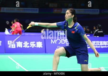 Wuhan, Wuhan, China. 26 Apr, 2018. Wuhan, China 26. April 2018: Chinesischer Badmintonspieler Gao Fangjie konkurriert mit indischer Badmintonspieler Saina Nehwal am Badminton Asien Meisterschaften 2018 in Wuhan, Zentralchina Provinz Hubei, 26. April 2018. Credit: SIPA Asien/ZUMA Draht/Alamy leben Nachrichten Stockfoto