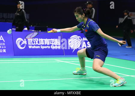 Wuhan, Wuhan, China. 26 Apr, 2018. Wuhan, China 26. April 2018: Chinesischer Badmintonspieler Gao Fangjie konkurriert mit indischer Badmintonspieler Saina Nehwal am Badminton Asien Meisterschaften 2018 in Wuhan, Zentralchina Provinz Hubei, 26. April 2018. Credit: SIPA Asien/ZUMA Draht/Alamy leben Nachrichten Stockfoto