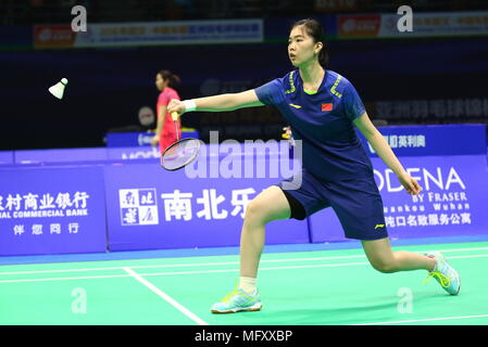 Wuhan, Wuhan, China. 26 Apr, 2018. Wuhan, China 26. April 2018: Chinesischer Badmintonspieler Gao Fangjie konkurriert mit indischer Badmintonspieler Saina Nehwal am Badminton Asien Meisterschaften 2018 in Wuhan, Zentralchina Provinz Hubei, 26. April 2018. Credit: SIPA Asien/ZUMA Draht/Alamy leben Nachrichten Stockfoto