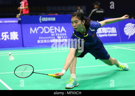 Wuhan, Wuhan, China. 26 Apr, 2018. Wuhan, China 26. April 2018: Chinesischer Badmintonspieler Gao Fangjie konkurriert mit indischer Badmintonspieler Saina Nehwal am Badminton Asien Meisterschaften 2018 in Wuhan, Zentralchina Provinz Hubei, 26. April 2018. Credit: SIPA Asien/ZUMA Draht/Alamy leben Nachrichten Stockfoto