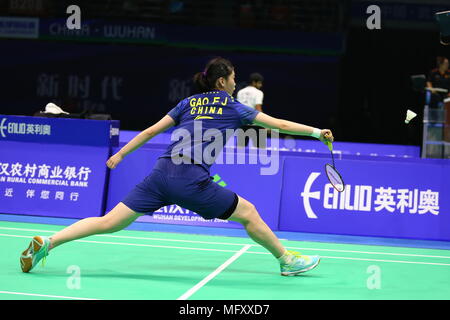 Wuhan, Wuhan, China. 26 Apr, 2018. Wuhan, China 26. April 2018: Chinesischer Badmintonspieler Gao Fangjie konkurriert mit indischer Badmintonspieler Saina Nehwal am Badminton Asien Meisterschaften 2018 in Wuhan, Zentralchina Provinz Hubei, 26. April 2018. Credit: SIPA Asien/ZUMA Draht/Alamy leben Nachrichten Stockfoto