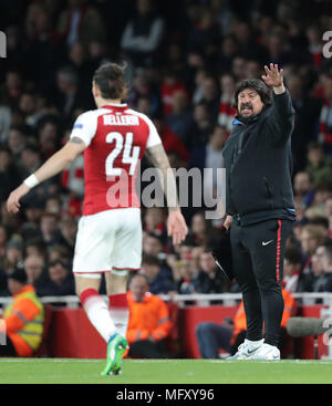 London, Großbritannien. 26 Apr, 2018. Die Europa League Halbfinale Bein ein Match zwischen Arsenal und Atletico Madrid im Emirates Stadium in London, Vereinigtes Königreich. Es ist ein schweres Spiel im Halbfinale wie Arsenal, in den letzten vier zum ersten Mal in 18 Jahren, zwei Sieger Atlético Madrid im Norden Londons ersten Bein. Arsenal 1-1 home Zeichnen mit 10-Mann Atletico Madrid war die "schlechteste Ergebnis", sagte boss Arsene Wenger Nach der Europa League Halbfinale Hinspiel. Die "Gunners" geführt, bis die letzten 8 Minuten des Spiels gegen eine Seite, die ein Spieler geschickt Stockfoto