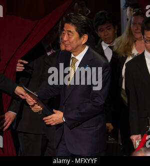 April 27, 2015: Harvard University, Cambridge, MA USA: Abe Shinzo, Premierminister von Japan Anreisen am John-F.-Kennedy Schule der Regierung Forum an der Harvard University in Cambridge, MA. Stockfoto