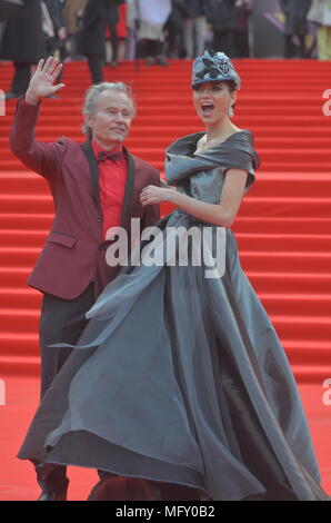Moskau, Russland. 26. April 2018. Gäste und Mitglieder der Jury über die rote Treppe von der Abschlussfeier der 40. Internationalen Filmfestivals Moskau. Moskau. April 26, 2018. Credit: Pavel Kashaev/Alamy leben Nachrichten Stockfoto