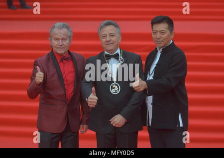 Moskau, Russland. 26. April 2018. Gäste und Mitglieder der Jury über die rote Treppe von der Abschlussfeier der 40. Internationalen Filmfestivals Moskau. Moskau. April 26, 2018. Credit: Pavel Kashaev/Alamy leben Nachrichten Stockfoto