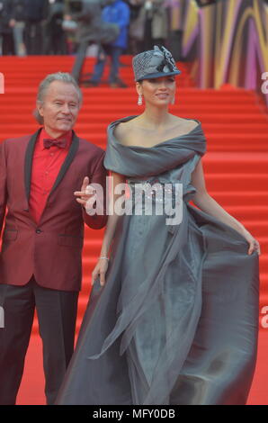 Moskau, Russland. 26. April 2018. Gäste und Mitglieder der Jury über die rote Treppe von der Abschlussfeier der 40. Internationalen Filmfestivals Moskau. Moskau. April 26, 2018. Credit: Pavel Kashaev/Alamy leben Nachrichten Stockfoto