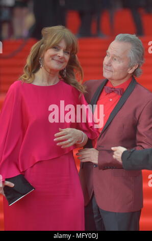 Moskau, Russland. 26. April 2018. Gäste und Mitglieder der Jury über die rote Treppe von der Abschlussfeier der 40. Internationalen Filmfestivals Moskau. Moskau. April 26, 2018. Credit: Pavel Kashaev/Alamy leben Nachrichten Stockfoto