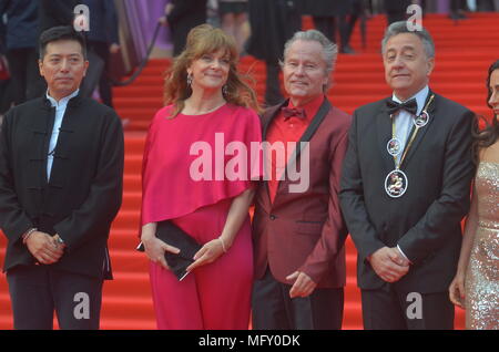 Moskau, Russland. 26. April 2018. Gäste und Mitglieder der Jury über die rote Treppe von der Abschlussfeier der 40. Internationalen Filmfestivals Moskau. Moskau. April 26, 2018. Credit: Pavel Kashaev/Alamy leben Nachrichten Stockfoto