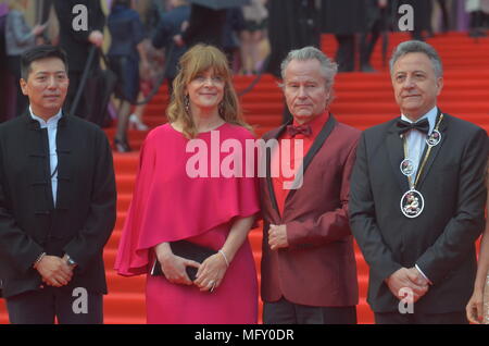 Moskau, Russland. 26. April 2018. Gäste und Mitglieder der Jury über die rote Treppe von der Abschlussfeier der 40. Internationalen Filmfestivals Moskau. Moskau. April 26, 2018. Credit: Pavel Kashaev/Alamy leben Nachrichten Stockfoto