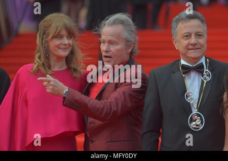 Moskau, Russland. 26. April 2018. Gäste und Mitglieder der Jury über die rote Treppe von der Abschlussfeier der 40. Internationalen Filmfestivals Moskau. Moskau. April 26, 2018. Credit: Pavel Kashaev/Alamy leben Nachrichten Stockfoto
