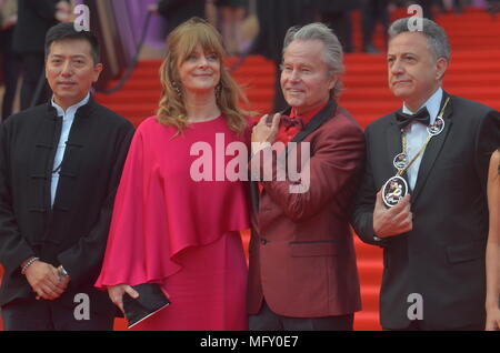 Moskau, Russland. 26. April 2018. Gäste und Mitglieder der Jury über die rote Treppe von der Abschlussfeier der 40. Internationalen Filmfestivals Moskau. Moskau. April 26, 2018. Credit: Pavel Kashaev/Alamy leben Nachrichten Stockfoto