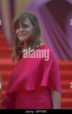 Moskau, Russland. 26. April 2018. Gäste und Mitglieder der Jury über die rote Treppe von der Abschlussfeier der 40. Internationalen Filmfestivals Moskau. Moskau. April 26, 2018. Credit: Pavel Kashaev/Alamy leben Nachrichten Stockfoto