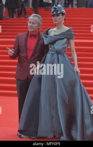 Moskau, Russland. 26. April 2018. Gäste und Mitglieder der Jury über die rote Treppe von der Abschlussfeier der 40. Internationalen Filmfestivals Moskau. Moskau. April 26, 2018. Credit: Pavel Kashaev/Alamy leben Nachrichten Stockfoto