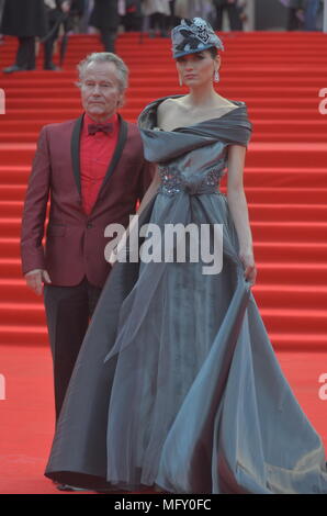 Moskau, Russland. 26. April 2018. Gäste und Mitglieder der Jury über die rote Treppe von der Abschlussfeier der 40. Internationalen Filmfestivals Moskau. Moskau. April 26, 2018. Credit: Pavel Kashaev/Alamy leben Nachrichten Stockfoto