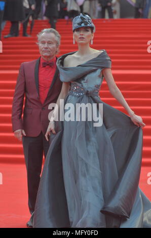 Moskau, Russland. 26. April 2018. Gäste und Mitglieder der Jury über die rote Treppe von der Abschlussfeier der 40. Internationalen Filmfestivals Moskau. Moskau. April 26, 2018. Credit: Pavel Kashaev/Alamy leben Nachrichten Stockfoto