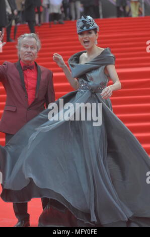 Moskau, Russland. 26. April 2018. Gäste und Mitglieder der Jury über die rote Treppe von der Abschlussfeier der 40. Internationalen Filmfestivals Moskau. Moskau. April 26, 2018. Credit: Pavel Kashaev/Alamy leben Nachrichten Stockfoto