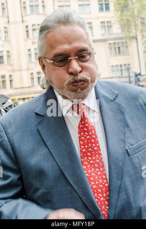 London, Großbritannien. 27 Apr, 2018. United Breweries Group und Force India F1 Team boss Vijay Mallya kommen an der Stadt von Westminster Magistrates Court in London. Die indische Spirituosen tycoon sagte gehört mehr als eine Milliarde Dollar an Banken in seinem eigenen Land, 451 Geld durch sein Formel 1-Team. Die diffusen Vijay Mallya (62 Jahre alt) Gesichter Anklage wegen Betrugs in Indien nach seinem Unternehmen Airlines''˜ Kingfisher Airlines" mit einem geschätzten $ 1.3billion von Schulden zusammengebrochen. Credit: Brais G. Rouco/SOPA Images/ZUMA Draht/Alamy leben Nachrichten Stockfoto