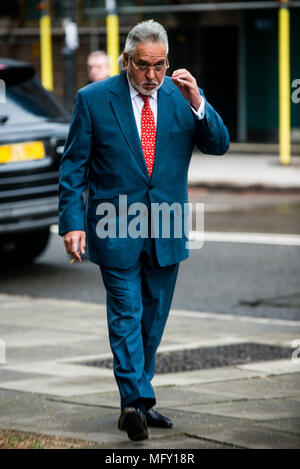 London, Großbritannien. 27 Apr, 2018. United Breweries Group und Force India F1 Team boss Vijay Mallya kommen an der Stadt von Westminster Magistrates Court in London. Die indische Spirituosen tycoon sagte gehört mehr als eine Milliarde Dollar an Banken in seinem eigenen Land, 451 Geld durch sein Formel 1-Team. Die diffusen Vijay Mallya (62 Jahre alt) Gesichter Anklage wegen Betrugs in Indien nach seinem Unternehmen Airlines''˜ Kingfisher Airlines" mit einem geschätzten $ 1.3billion von Schulden zusammengebrochen. Credit: Brais G. Rouco/SOPA Images/ZUMA Draht/Alamy leben Nachrichten Stockfoto