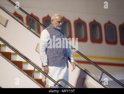 Wuhan, Hubei Provinz Chinas. 27 Apr, 2018. Indische Ministerpräsident Narendra Modi kommt in Wuhan, der Hauptstadt der Provinz Hubei in Zentralchina, 27. April 2018. Credit: Xiao Yijiu/Xinhua/Alamy leben Nachrichten Stockfoto