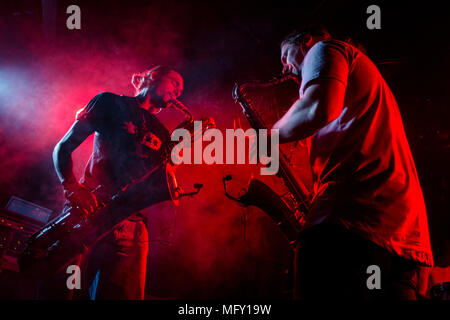 Bergen, Norwegen. 26 Apr, 2018. Der amerikanische jazz fusion band Mond Hooch führt ein Live Konzert in der Garage in Bergen. Hier Saxophonisten Wenzl McGowen und Michael Wilbur werden gesehen, live auf der Bühne. (Foto: Gonzales Foto - Jarle H. Moe). Credit: Gonzales Foto/Alamy leben Nachrichten Stockfoto