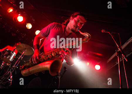 Bergen, Norwegen. 26 Apr, 2018. Der amerikanische jazz fusion band Mond Hooch führt ein Live Konzert in der Garage in Bergen. Hier saxophonist Michael Wilbur ist live auf der Bühne gesehen. (Foto: Gonzales Foto - Jarle H. Moe). Credit: Gonzales Foto/Alamy leben Nachrichten Stockfoto