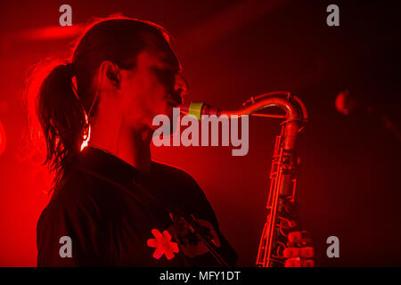 Bergen, Norwegen. 26 Apr, 2018. Der amerikanische jazz fusion band Mond Hooch führt ein Live Konzert in der Garage in Bergen. Hier saxophonist Wenzl McGowen ist live auf der Bühne gesehen. (Foto: Gonzales Foto - Jarle H. Moe). Credit: Gonzales Foto/Alamy leben Nachrichten Stockfoto