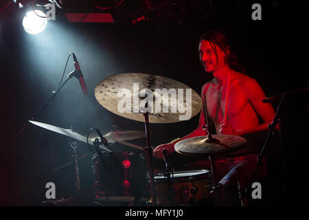 Bergen, Norwegen. 26 Apr, 2018. Der amerikanische jazz fusion band Mond Hooch führt ein Live Konzert in der Garage in Bergen. Hier Schlagzeuger James Muschler ist live auf der Bühne gesehen. (Foto: Gonzales Foto - Jarle H. Moe). Credit: Gonzales Foto/Alamy leben Nachrichten Stockfoto