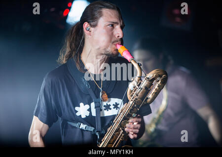 Bergen, Norwegen. 26 Apr, 2018. Der amerikanische jazz fusion band Mond Hooch führt ein Live Konzert in der Garage in Bergen. Hier saxophonist Wenzl McGowen ist live auf der Bühne gesehen. (Foto: Gonzales Foto - Jarle H. Moe). Credit: Gonzales Foto/Alamy leben Nachrichten Stockfoto