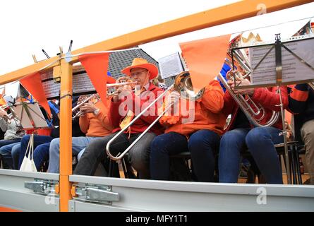 Tienhoven, Niederlande. 27 Apr, 2018. Kingsday Niederlande Tienhoven 27-04-2018 Fanfaren corps Credit: Catchlight Visual Services/Alamy leben Nachrichten Stockfoto