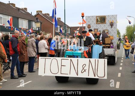 Tienhoven, Niederlande. 27 Apr, 2018. Kingsday Niederlande Tienhoven 27-04-2018 Prozession Toen en Nu Kredit: Catchlight Visual Services/Alamy leben Nachrichten Stockfoto