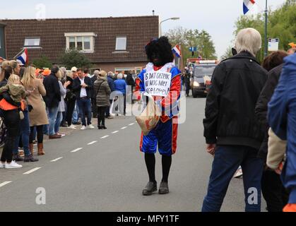 Tienhoven, Niederlande. 27 Apr, 2018. Kingsday Niederlande Tienhoven 27-04-2018 Prozession politische Frage Black Jack Credit: Catchlight Visual Services/Alamy leben Nachrichten Stockfoto