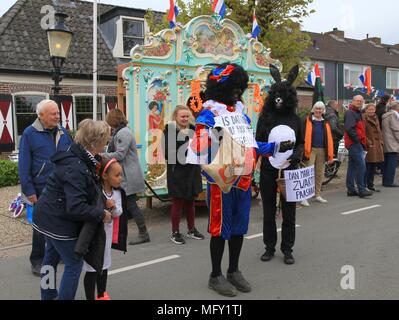 Tienhoven, Niederlande. 27 Apr, 2018. Kingsday Niederlande Tienhoven 27-04-2018 Prozession politische Frage Black Jack Credit: Catchlight Visual Services/Alamy leben Nachrichten Stockfoto