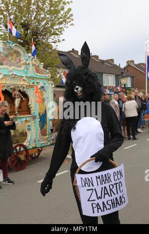 Tienhoven, Niederlande. 27 Apr, 2018. Kingsday Niederlande Tienhoven 27-04-2018 Prozession Black Jack problem Credit: Catchlight Visual Services/Alamy leben Nachrichten Stockfoto